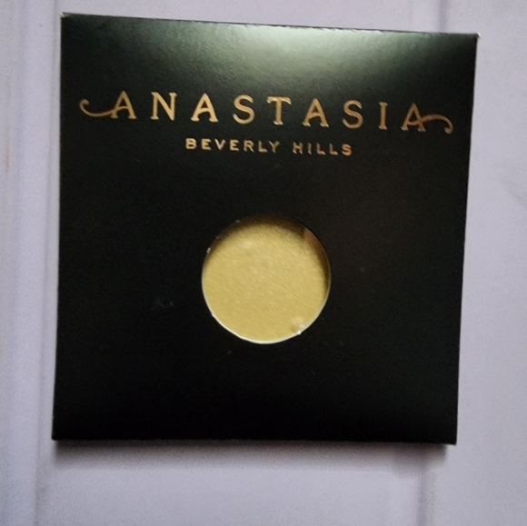 Anastasia duo eyeshadow brush & Legend eyeshadow set - Picture 5 of 7